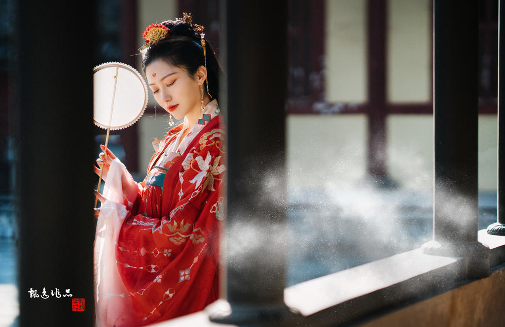 汉服美女红妆素裹风情万种图片