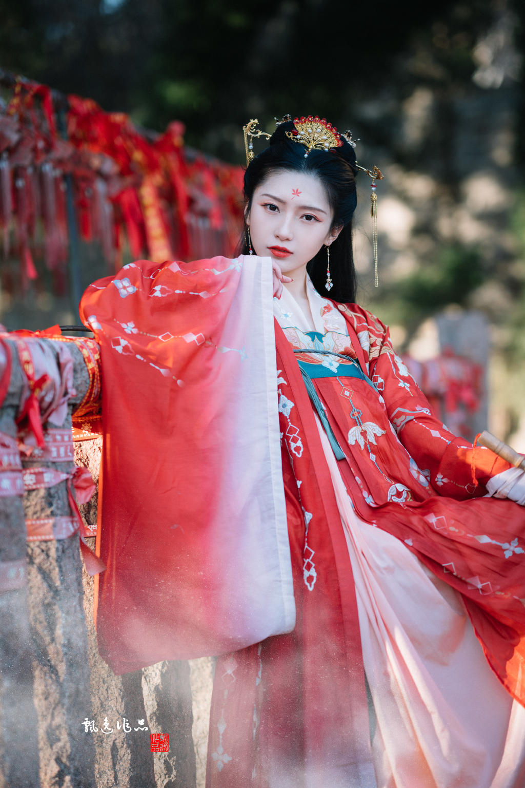 汉服美女红妆素裹风情万种图片