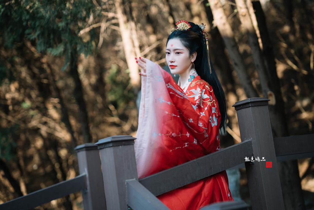 汉服美女红妆素裹风情万种图片