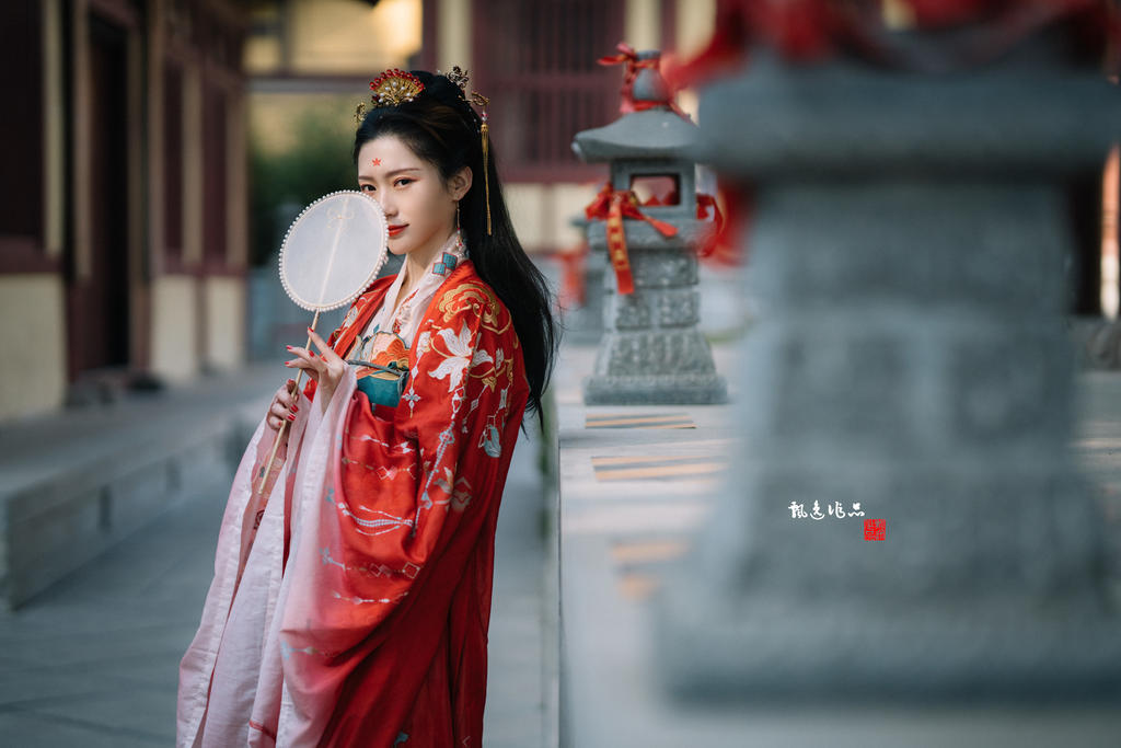 汉服美女红妆素裹风情万种图片