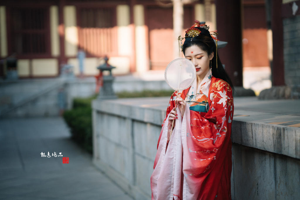 汉服美女红妆素裹风情万种图片