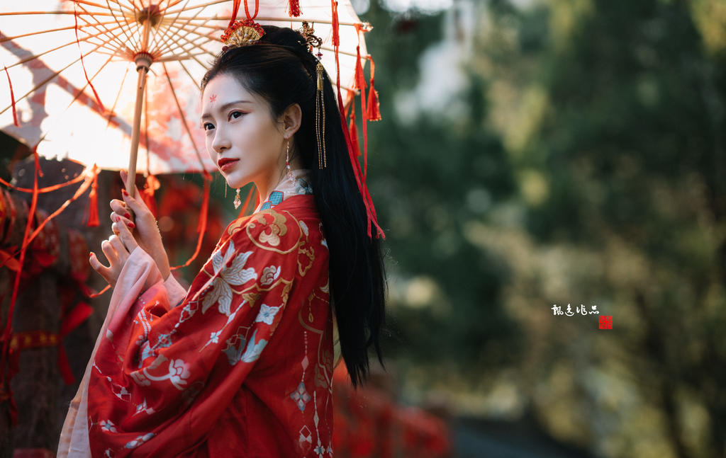 汉服美女红妆素裹风情万种图片