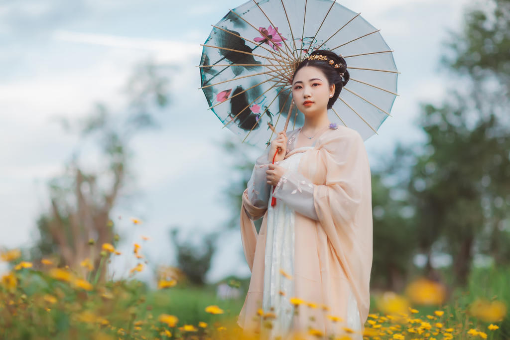 汉服美女手撑油伞漫步花海图片