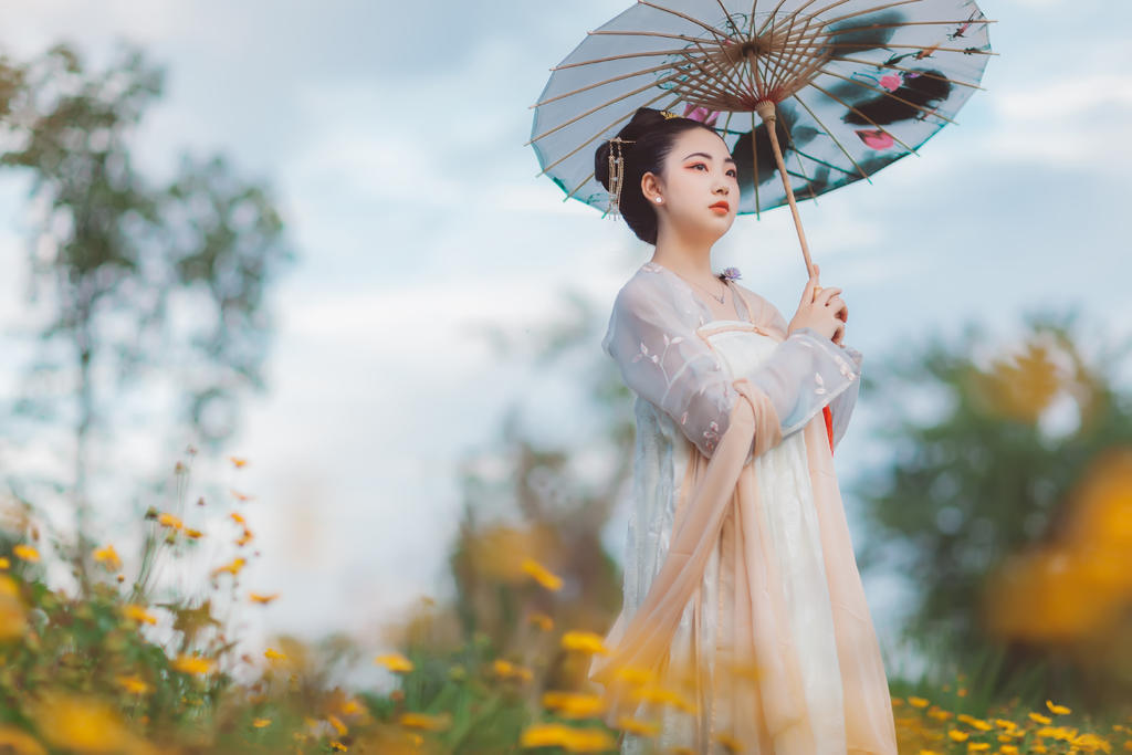 汉服美女手撑油伞漫步花海图片
