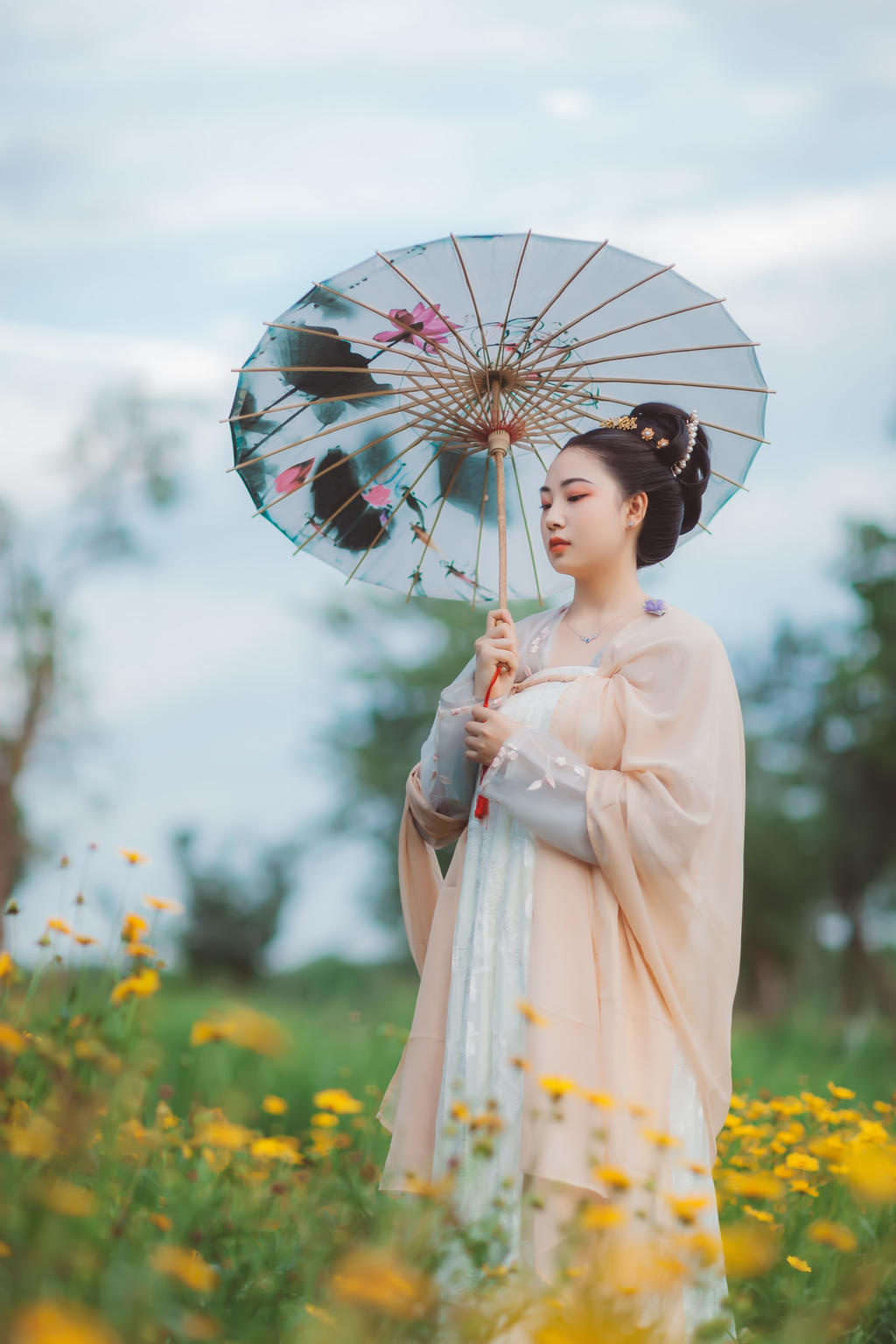 汉服美女手撑油伞漫步花海图片