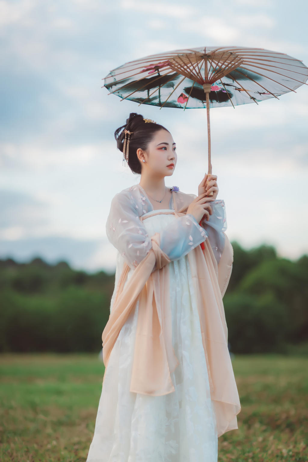 汉服美女手撑油伞漫步花海图片