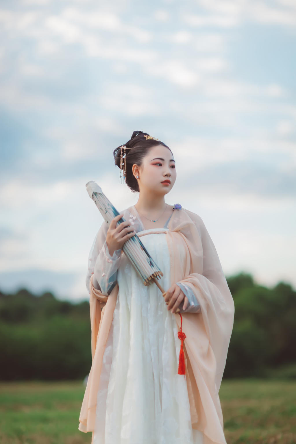 汉服美女手撑油伞漫步花海图片