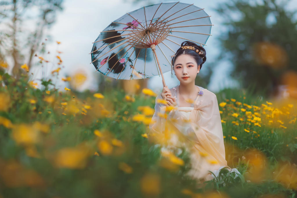 汉服美女手撑油伞漫步花海图片