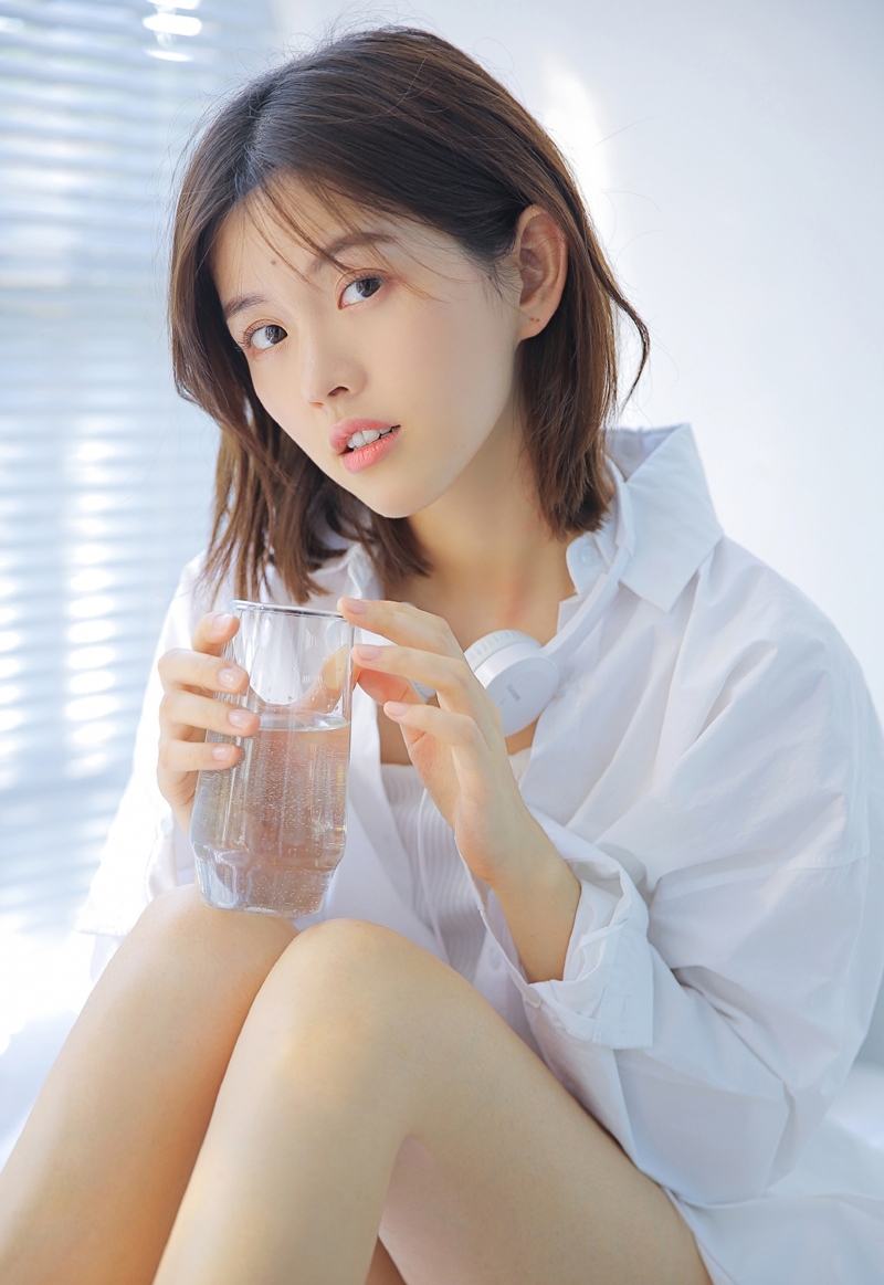 短发美女修长美腿室内个人写真