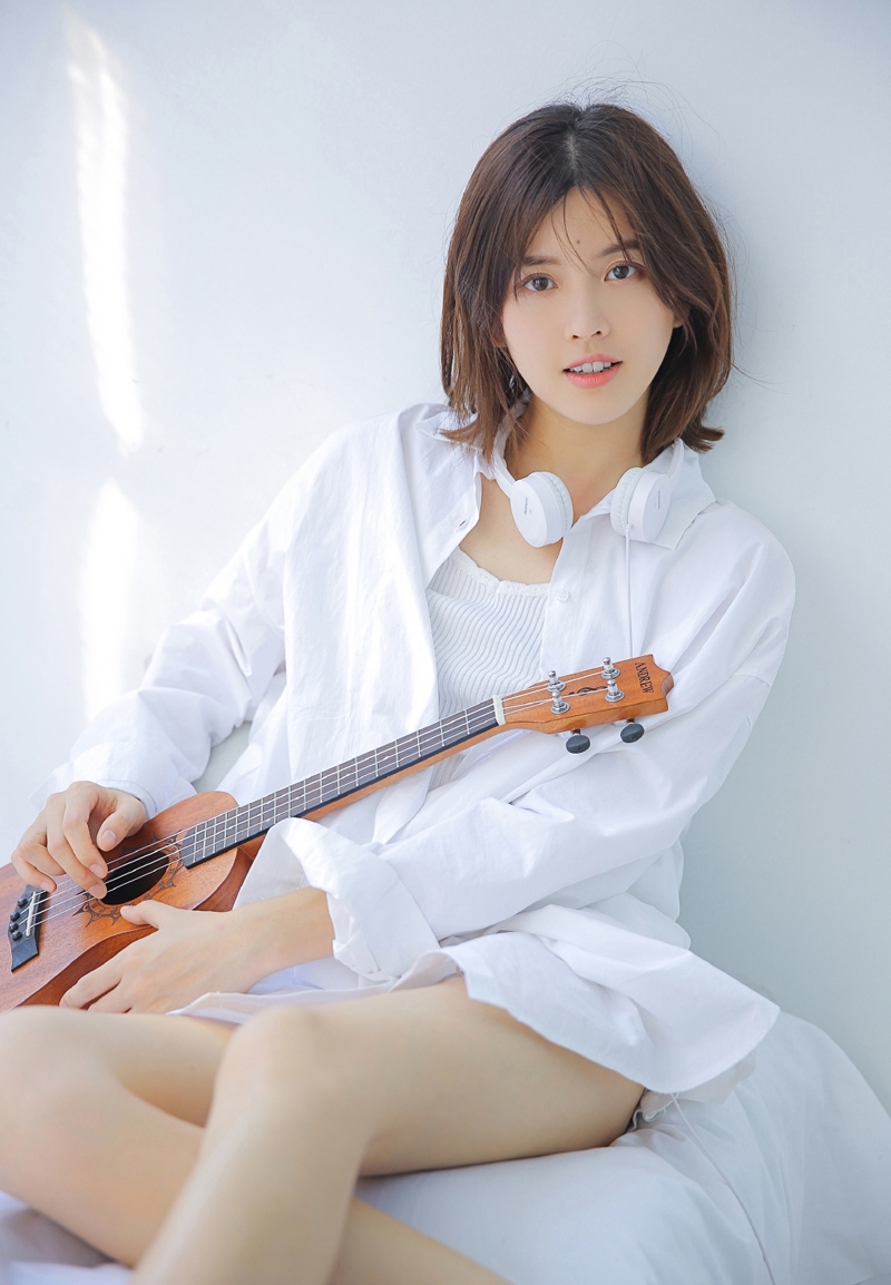 短发美女修长美腿室内个人写真