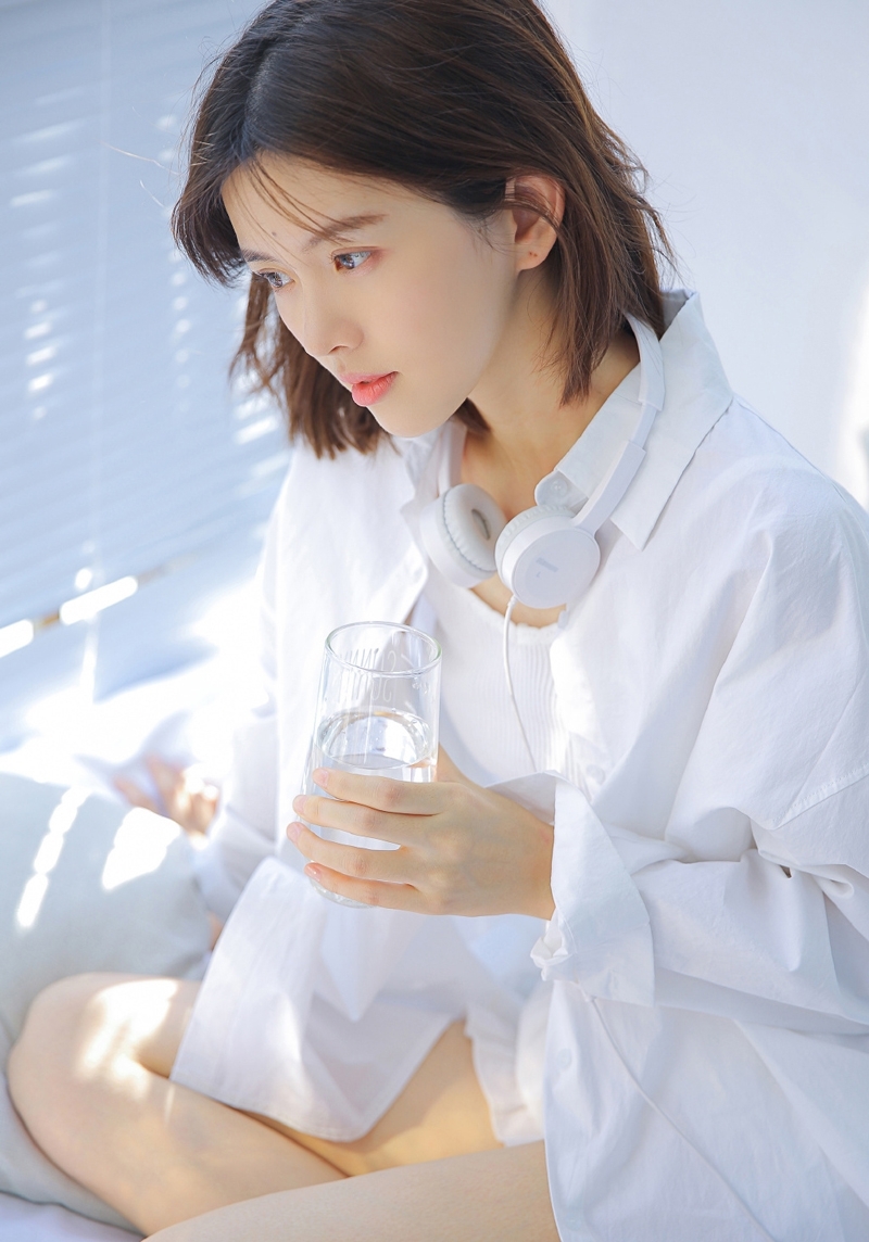 短发美女修长美腿室内个人写真