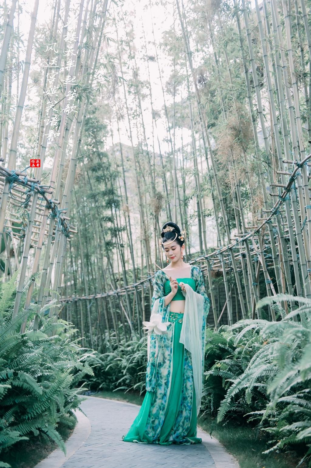 古装美女翩翩起舞婀娜多姿图片