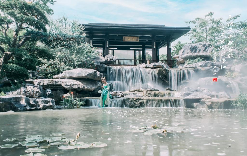 古装美女翩翩起舞婀娜多姿图片