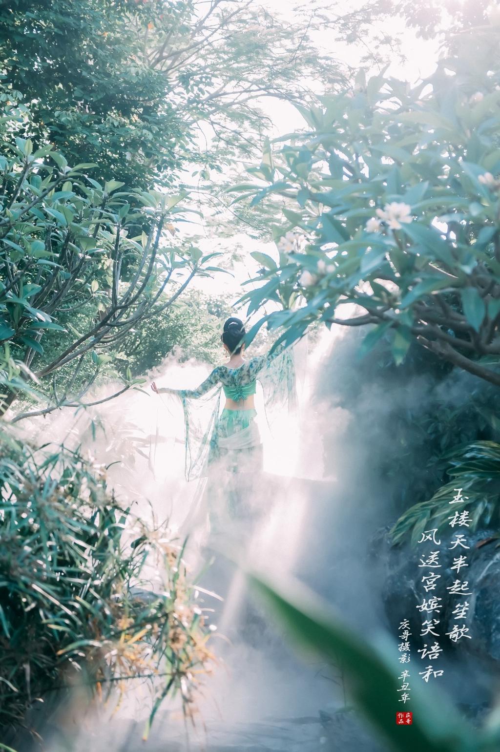 古装美女翩翩起舞婀娜多姿图片