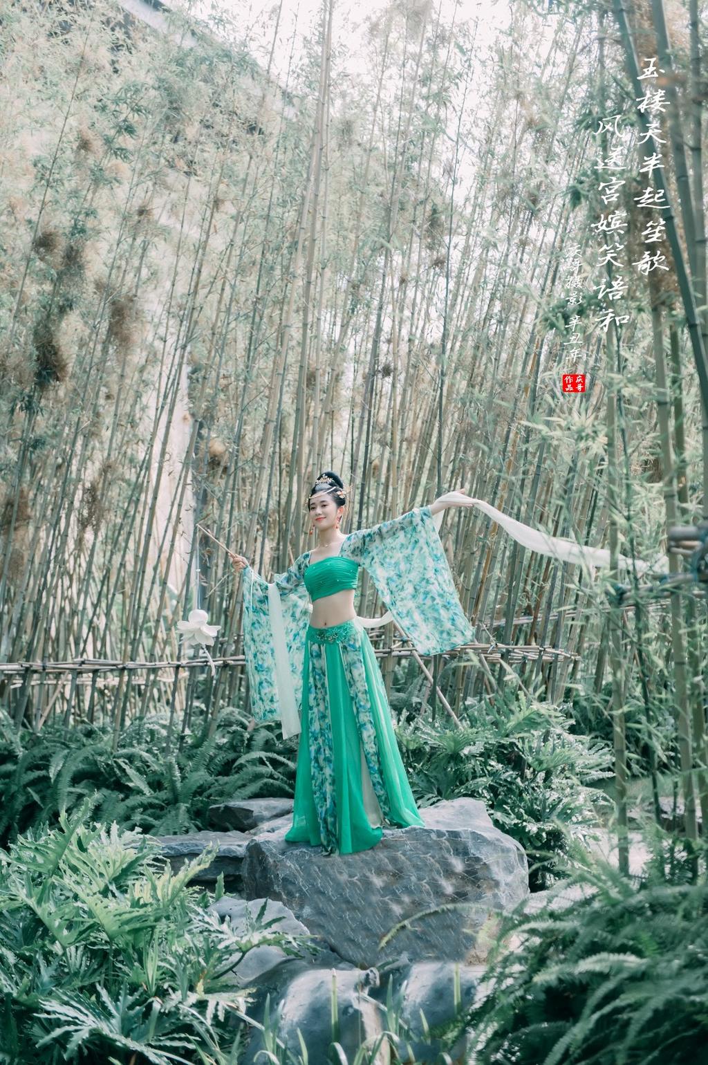 古装美女翩翩起舞婀娜多姿图片