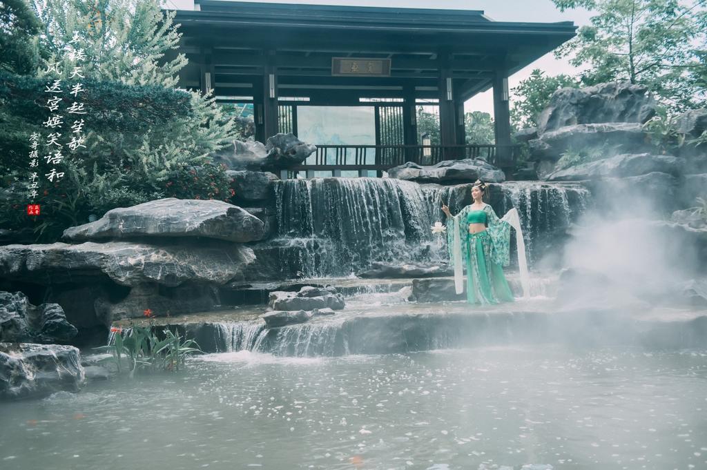 古装美女翩翩起舞婀娜多姿图片