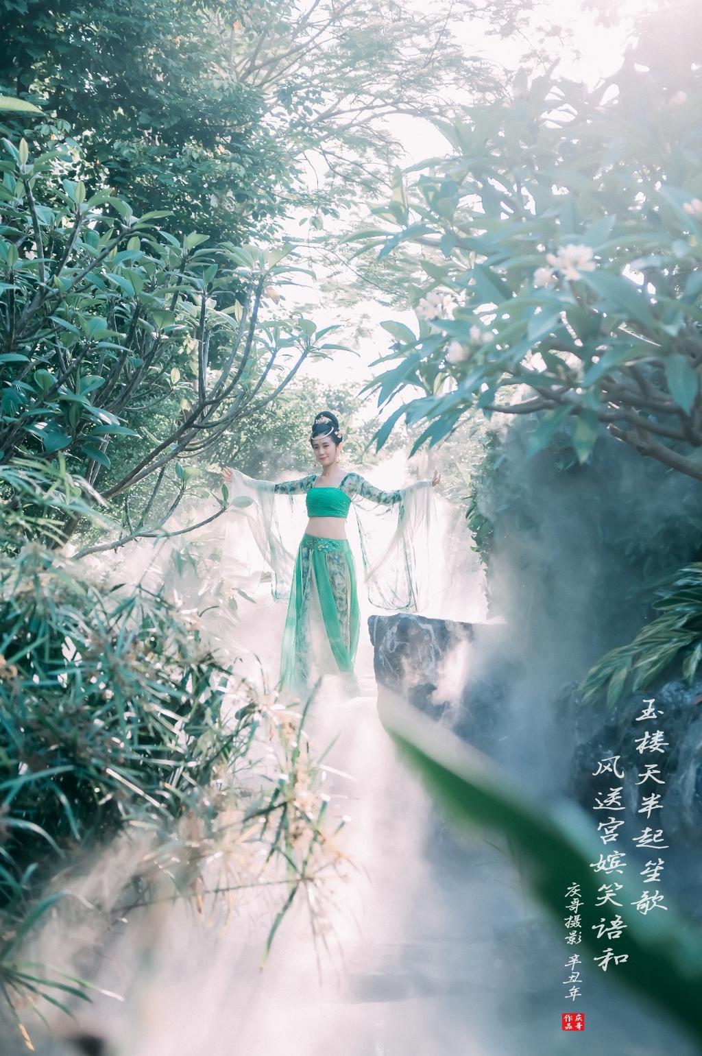 古装美女翩翩起舞婀娜多姿图片