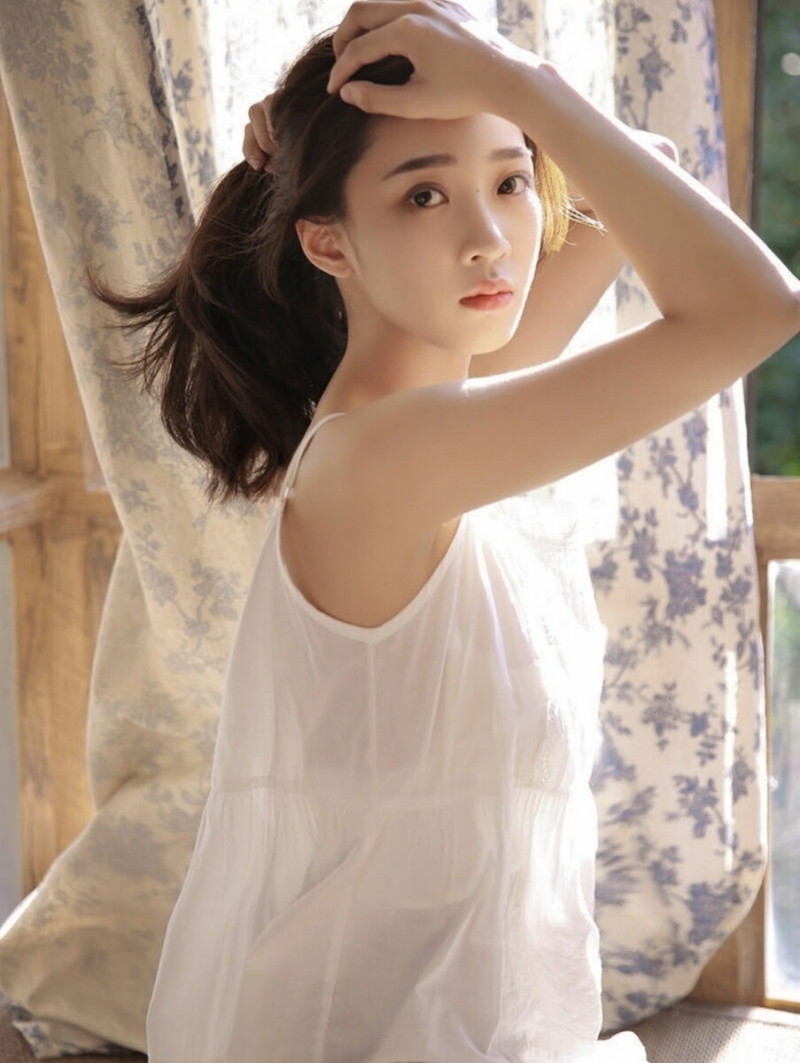 长发美女吊带睡裙香肩美腿图片