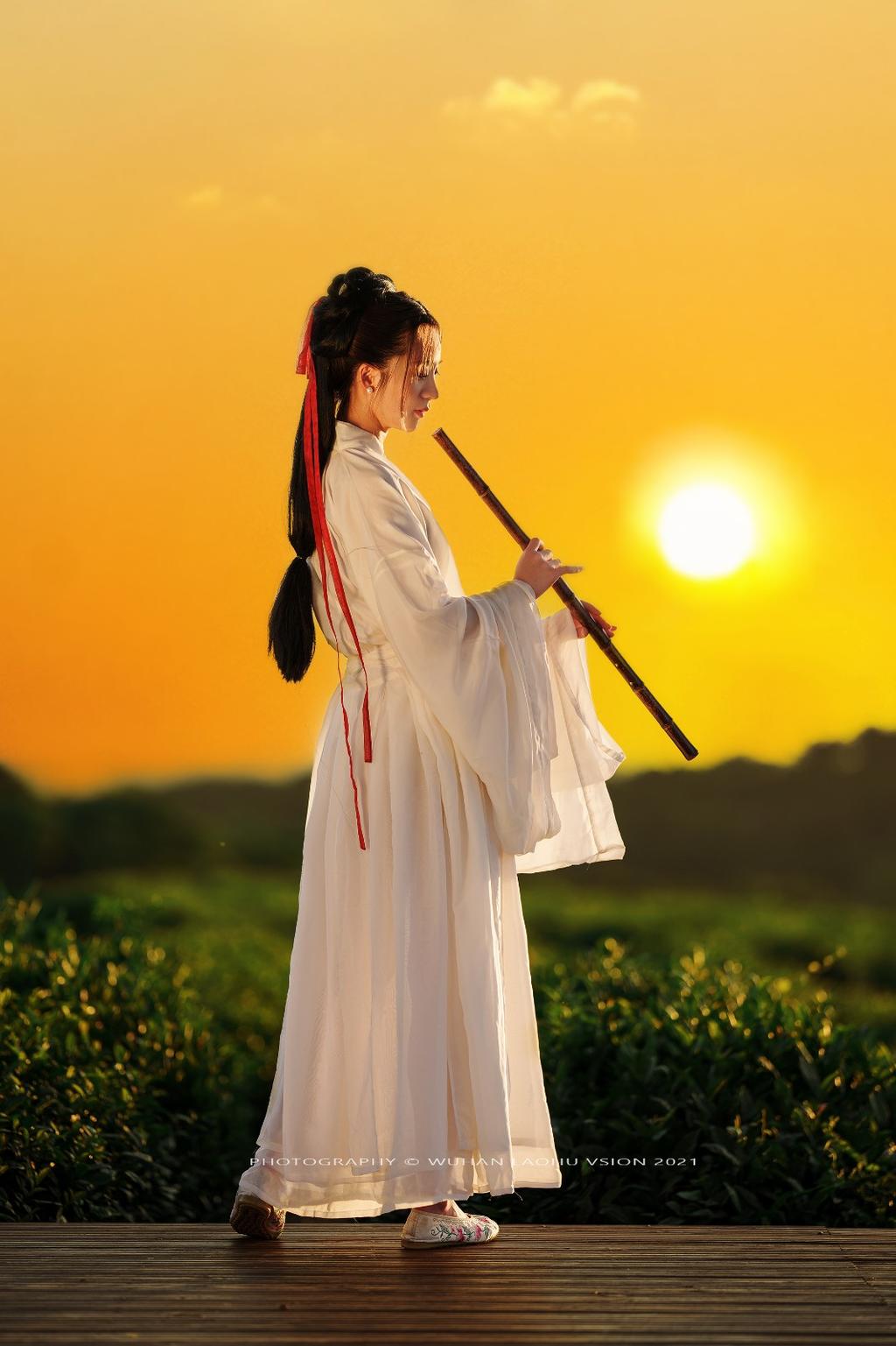 夕阳西下古装美女白衣飘飘美图