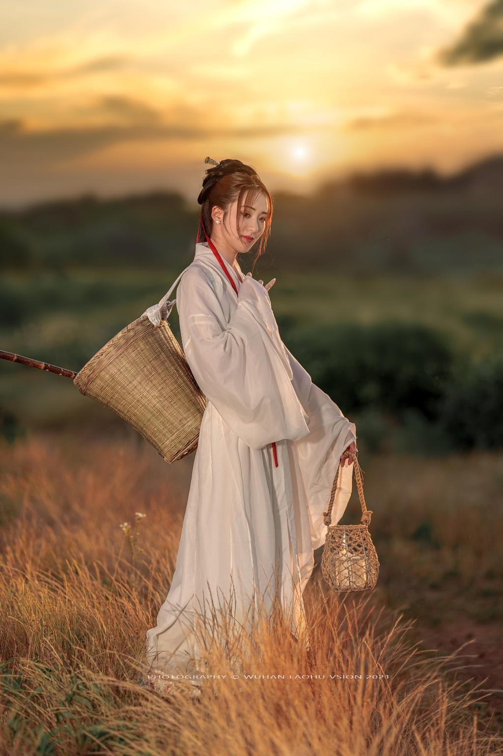 夕阳西下古装美女白衣飘飘美图