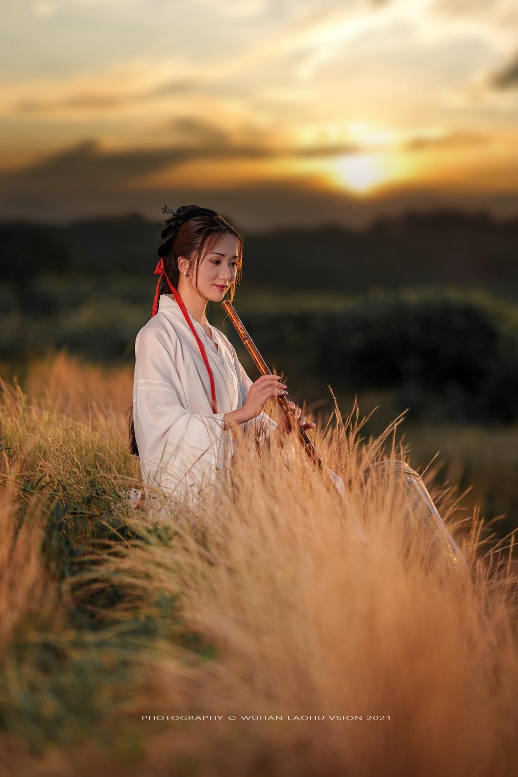 夕阳西下古装美女白衣飘飘美图