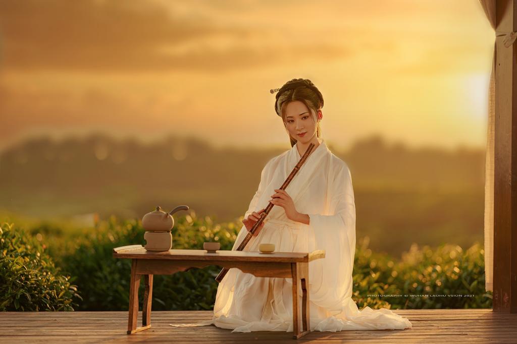 夕阳西下古装美女白衣飘飘美图