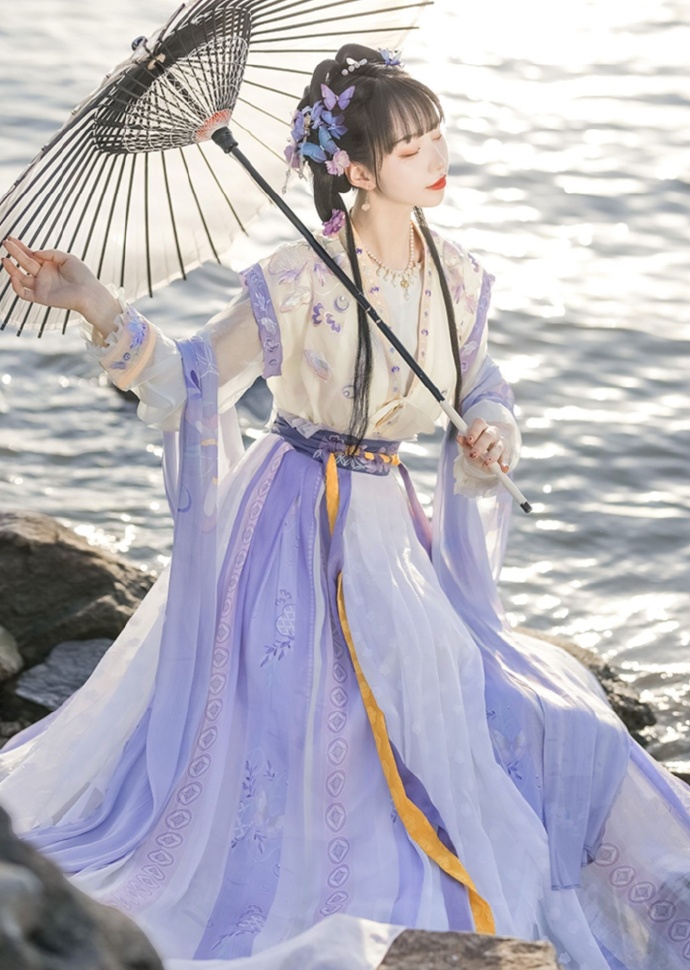 汉服美女裙摆飞扬仙气飘飘图片