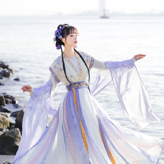 汉服美女裙摆飞扬仙气飘飘图片