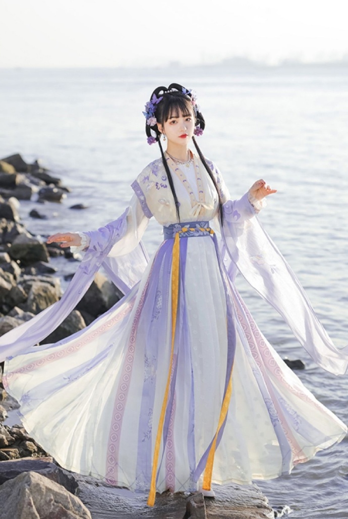 汉服美女裙摆飞扬仙气飘飘图片