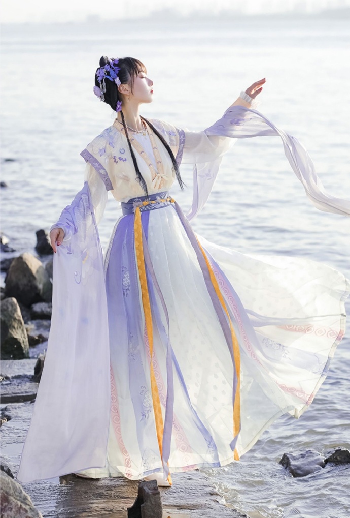 汉服美女裙摆飞扬仙气飘飘图片