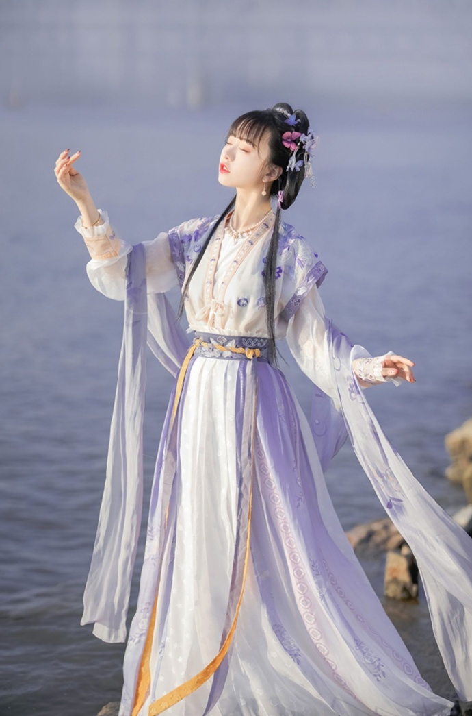 汉服美女裙摆飞扬仙气飘飘图片