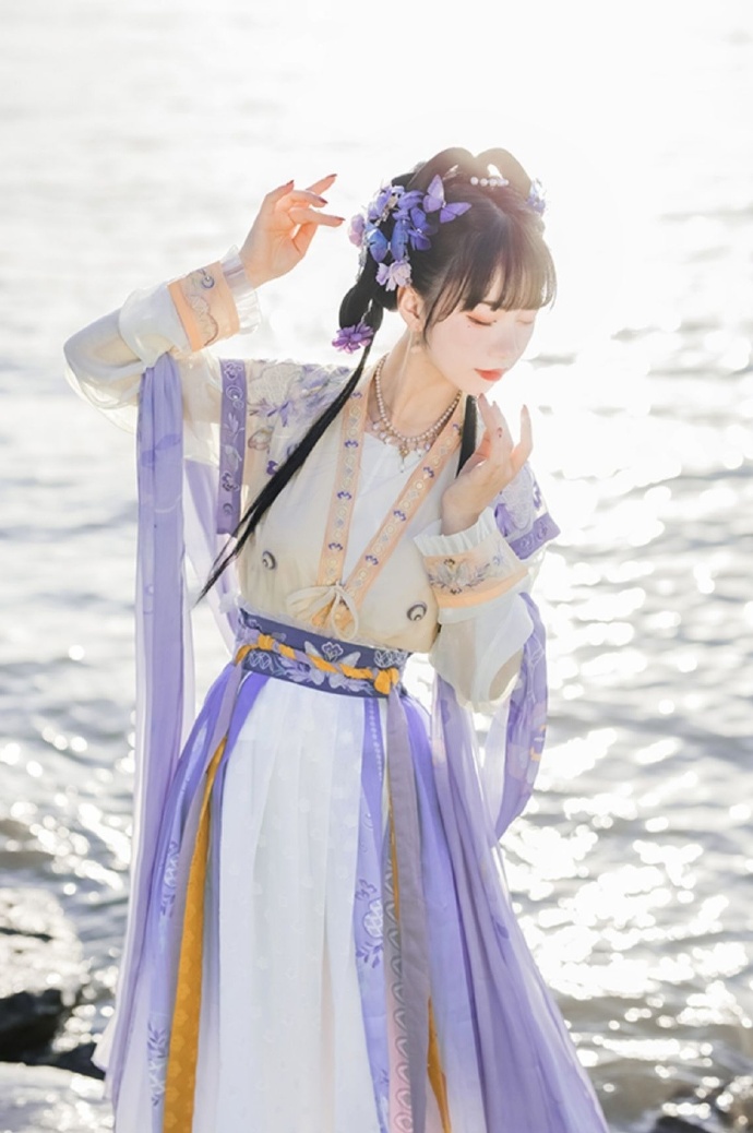 汉服美女裙摆飞扬仙气飘飘图片