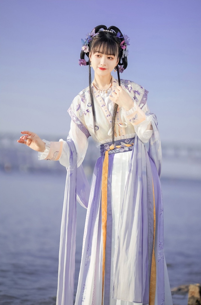 汉服美女裙摆飞扬仙气飘飘图片