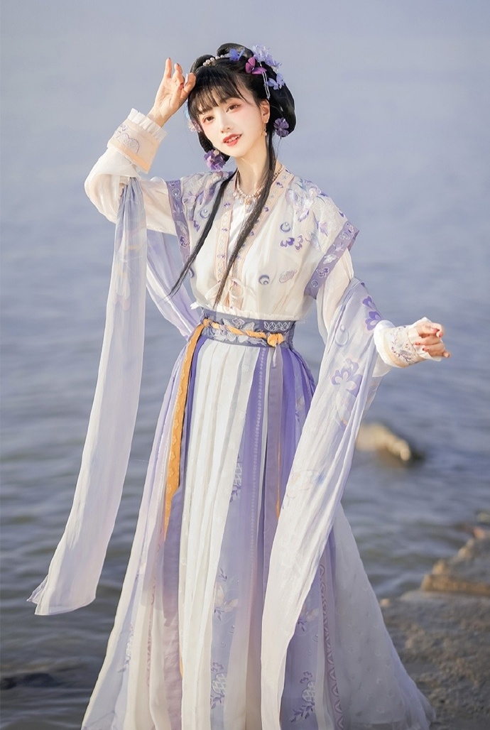 汉服美女裙摆飞扬仙气飘飘图片