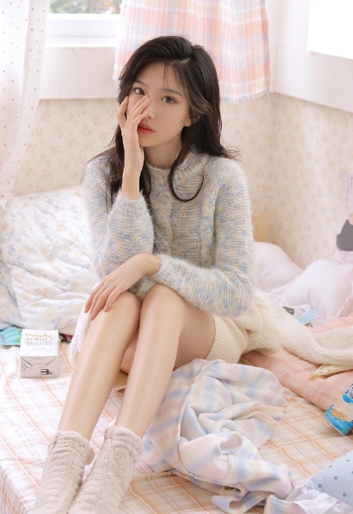 长发美女修长美腿床上慵懒写真