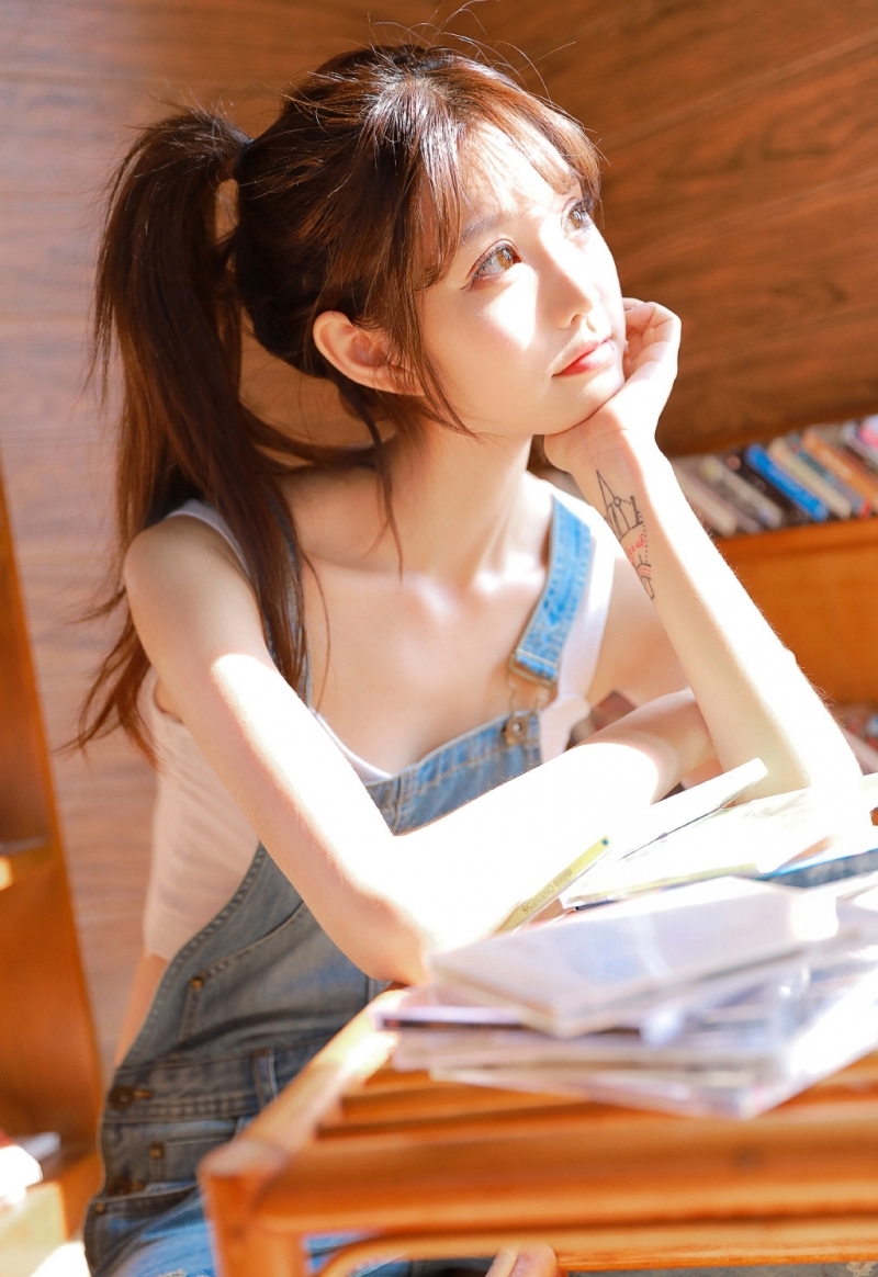 高马尾美眉牛仔背带裤居家写真