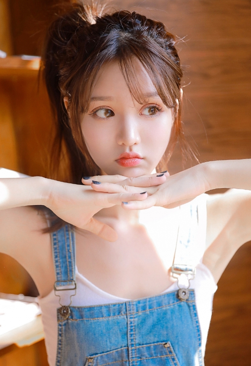 高马尾美眉牛仔背带裤居家写真