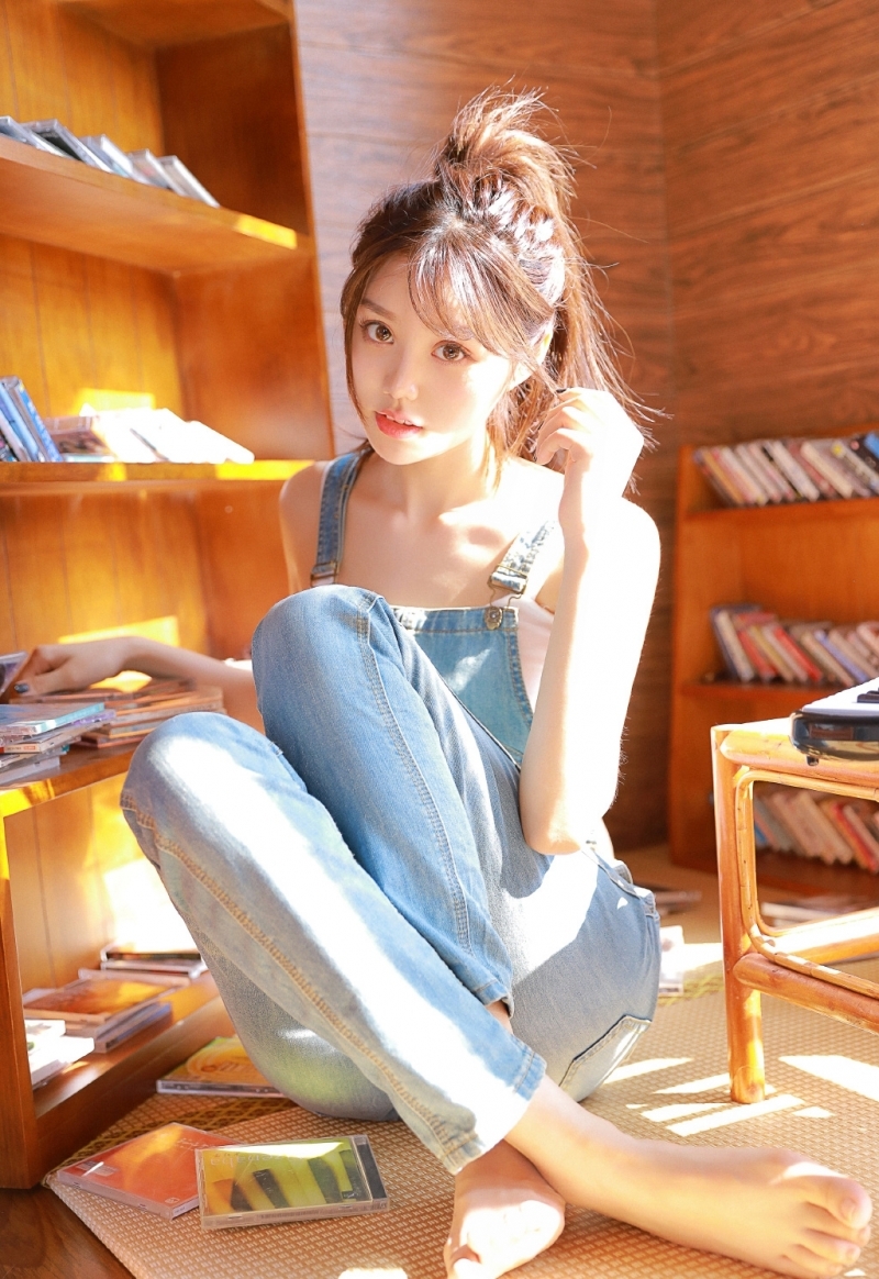 高马尾美眉牛仔背带裤居家写真