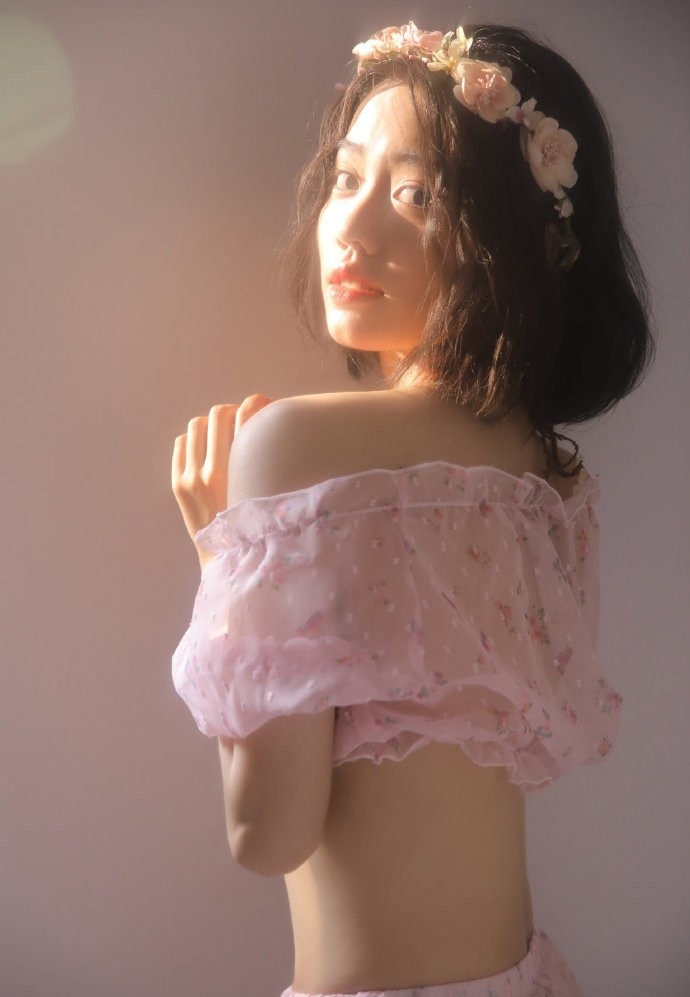 粉嫩小妹小蛮腰大长腿居家写真