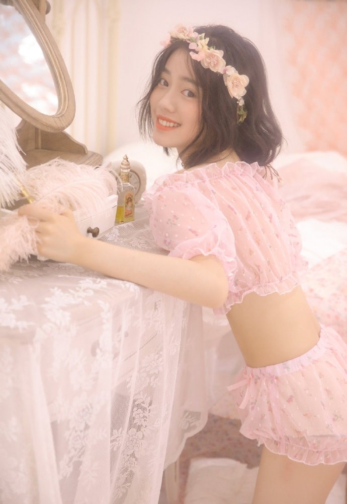 粉嫩小妹小蛮腰大长腿居家写真