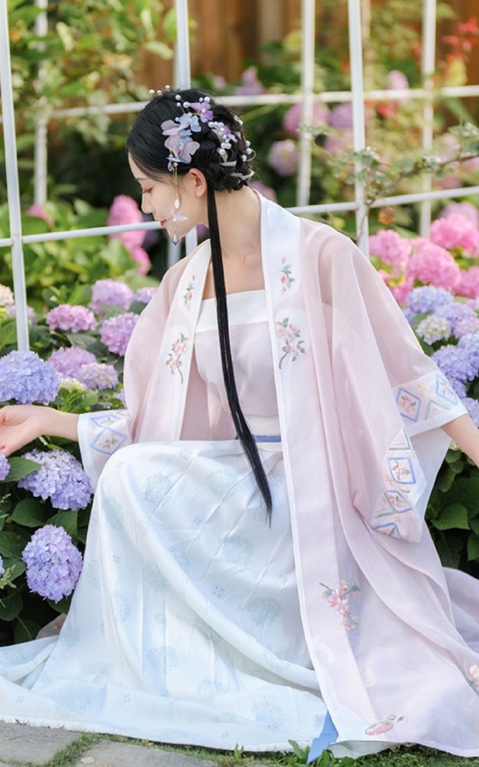 汉服美女手执罗扇唯美古风摄影