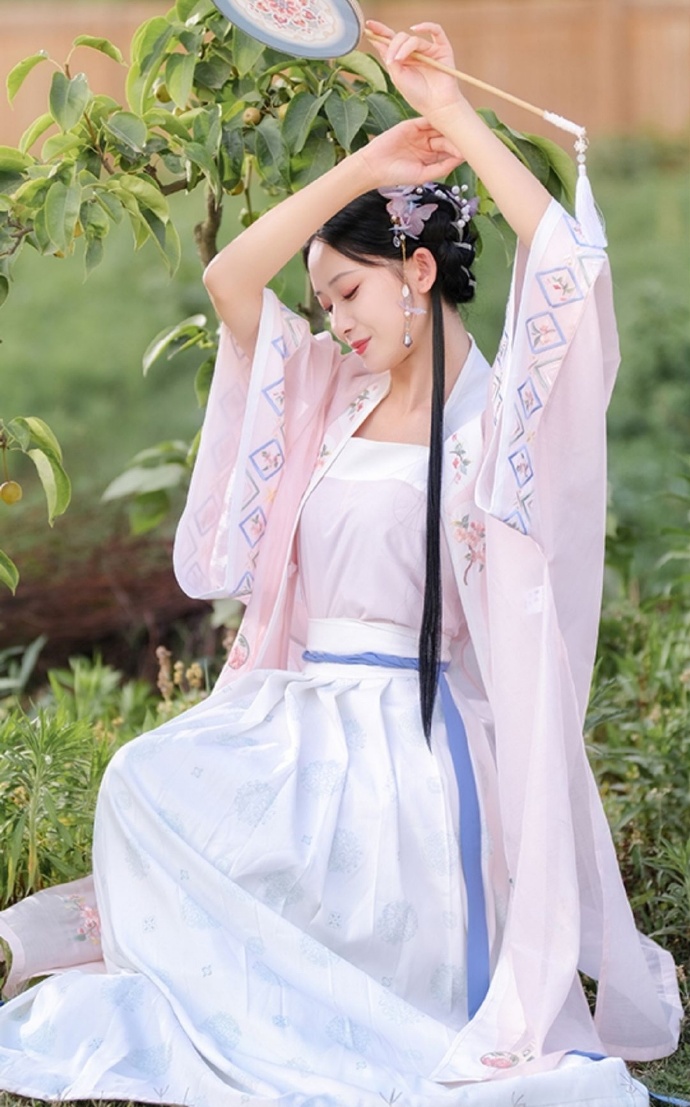 汉服美女手执罗扇唯美古风摄影