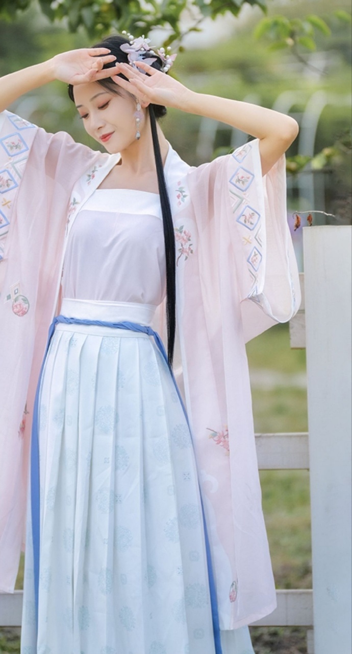 汉服美女手执罗扇唯美古风摄影