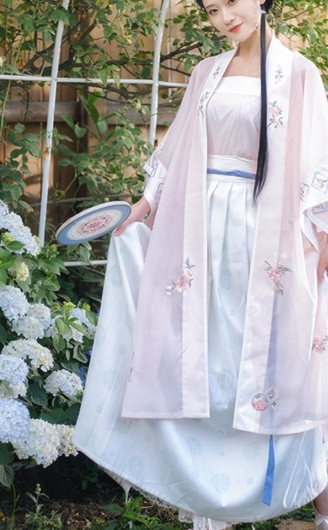 汉服美女手执罗扇唯美古风摄影