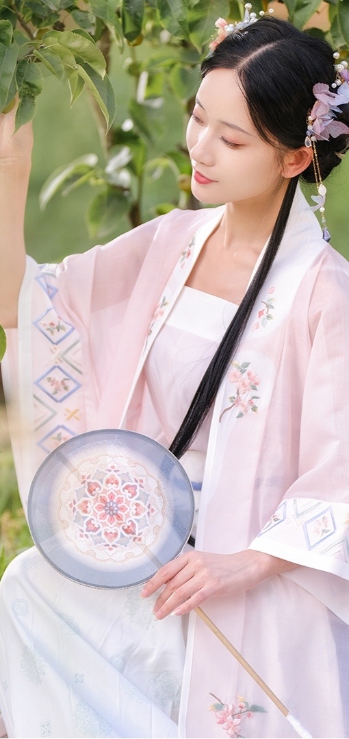 汉服美女手执罗扇唯美古风摄影