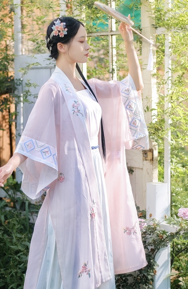 汉服美女手执罗扇唯美古风摄影