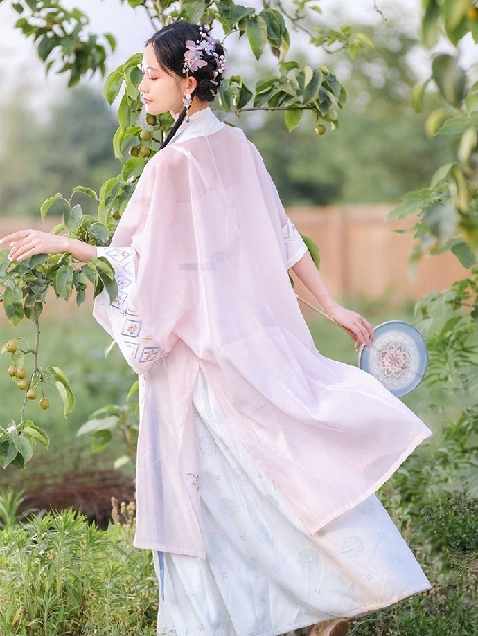 汉服美女手执罗扇唯美古风摄影