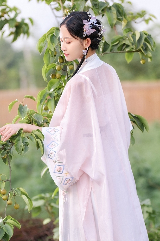 汉服美女手执罗扇唯美古风摄影