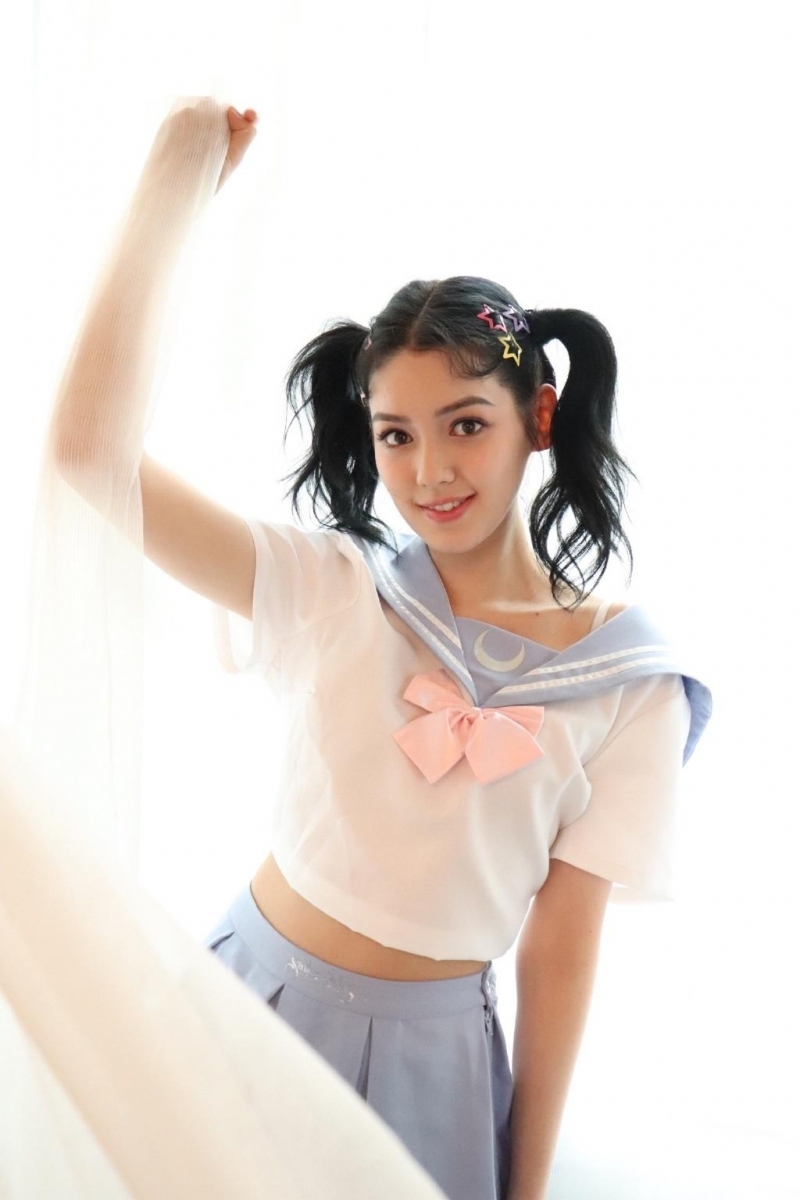 双马尾美少女学生制服私房写真