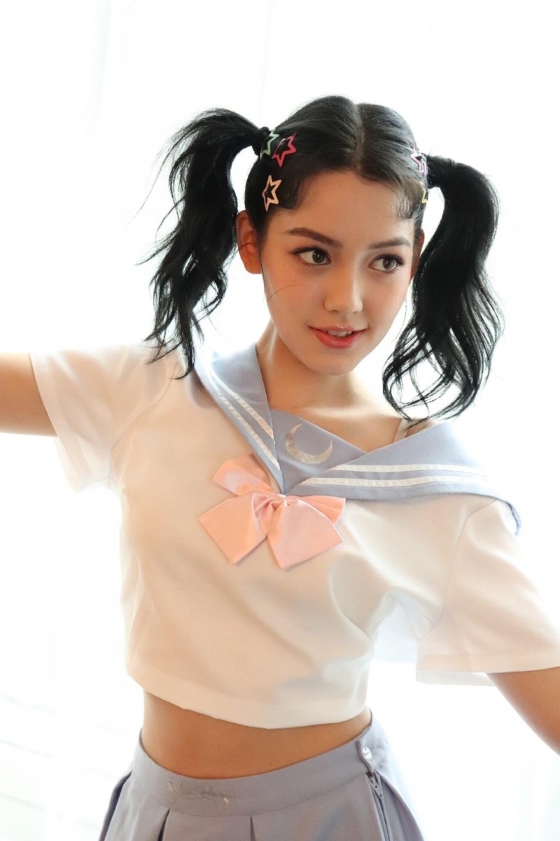 双马尾美少女学生制服私房写真